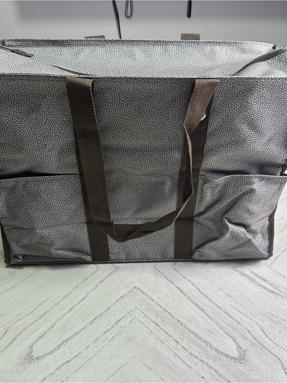 Thirty One Large Tote Bag with Brown Straps, pockets, and zipper closure